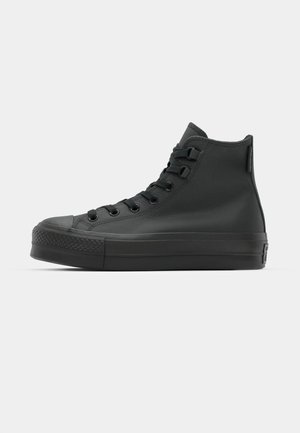 Sneaker alte nere in pelle testurizzata, con occhielli in metallo, punta in gomma e suola in gomma nera liscia.
