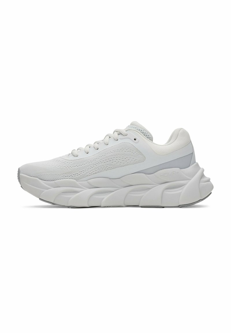 Baskets de sport blanches avec tige en mesh, accents texturés, épaisse semelle rembourrée et design épuré. Lacets et détails du logo présents.