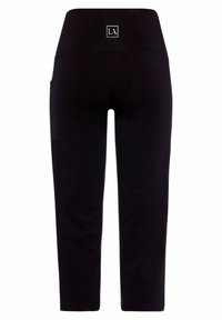 Schwarze Capri-Leggings aus dehnbarem Material mit einem breiten Bund. Sie verfügen über ein kleines Logo auf der Rückseite und eine Seitentasche. Glatte Textur.