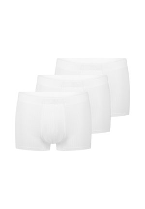 Drei schlichte weiße Herrenboxershorts, in versetzter Reihe auf weißem Hintergrund angeordnet.