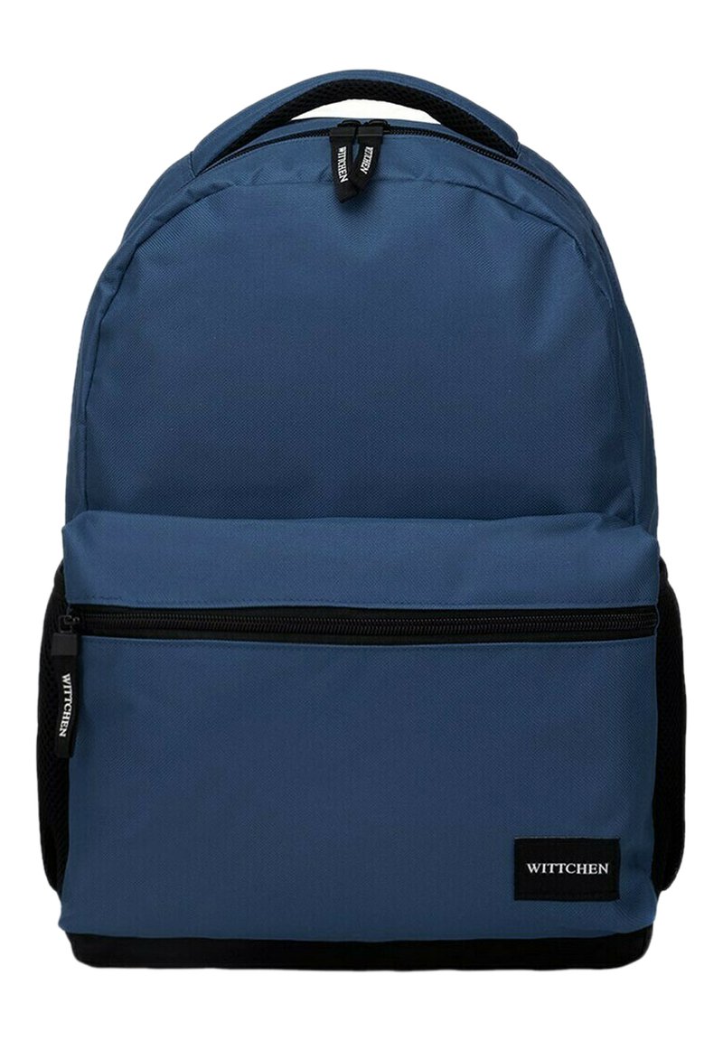 Zaino blu navy realizzato in tessuto resistente, con tasca anteriore con zip, dettagli neri, spallacci imbottiti e maniglia superiore.