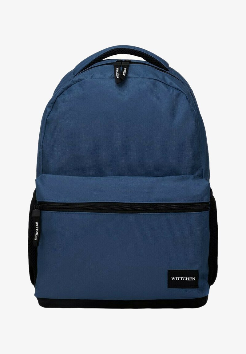Sac à dos bleu marine fabriqué en tissu durable, doté d'une poche zippée à l'avant, d'accents noirs, de bretelles rembourrées et d'une poignée supérieure.