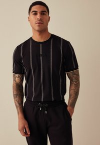 Next VERTICAL STRIPE-REGULAR FIT - T-shirts print - black
