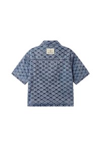 Veste en jean à manches courtes avec un motif matelassé en losanges bleu délavé et un patch logo rectangulaire sur le haut du dos.