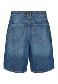 Short en denim bleu avec deux poches arrière et passants pour ceinture, vue de dos avec coutures visibles et une petite étiquette drapeau sur la poche droite.