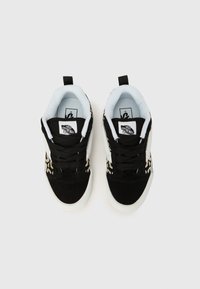 Μαύρα σουέντ αθλητικά παπούτσια με λεπτομέρειες σε μοτίβο λεοπάρδαλης, λευκή ενδιάμεση σόλα και μαύρα κορδόνια. Διαθέτουν μαύρη ετικέτα στη φτέρνα και επενδεδυμένο κολάρο για ά�νεση.