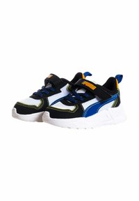 Sneaker in bianco e nero con accenti blu, tomaia in rete e cuciture gialle. Presentano cinturini in velcro e un collare imbottito per il comfort.