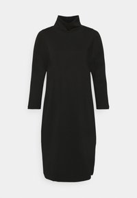 Robe noire à manches longues, longueur genou, col roulé avec une coupe ample, présentée sur un fond clair uni.