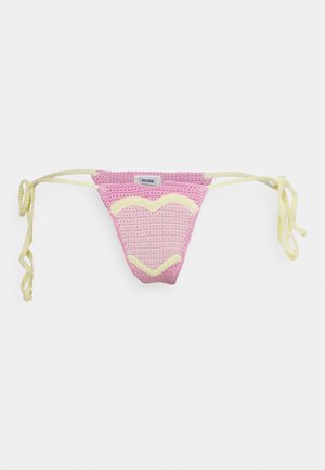 Bas de bikini au crochet avec un corps rose et des accents en forme de cœur jaunes, et des liens sur les côtés. La texture est tricotée avec une finition lisse.