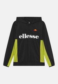 Černá kapucňová bunda se zipem u krku, která má výrazné bílé logo "ellesse" a limetkově zelené boční panely. Obsahuje detail s kulatým logem.