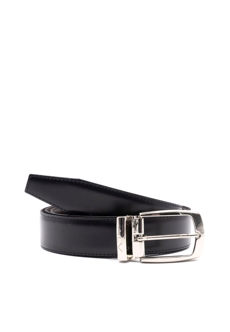 Zwarte leren riem met een gladde textuur, voorzien van een zilveren metalen gesp met een rechthoekige vorm en een eenvoudig ontwerp.