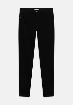 Crne traperice od denima sa slim fit krojem, klasičnim pet džepovima, zatvaranjem na dugme i patentni zatvarač, te suptilnim izbljeđivanjem i detaljima šivanja.