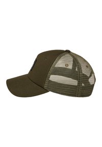 Gorra de béisbol verde oliva con una parte delantera sólida y trasera de malla, con visera curva y correa ajustable. Incluye un pequeño parche con el logo.