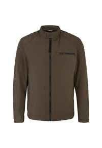 Olivengrøn soft-shell jakke med opretstående krave, hel lynlås, forlomme med lynlås og quiltede skulderdetaljer.