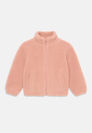 Casaco de fleece rosa com fecho frontal, gola alta e bolsos laterais. Apresenta uma superfície texturada e felpuda, além de punhos elásticos.
