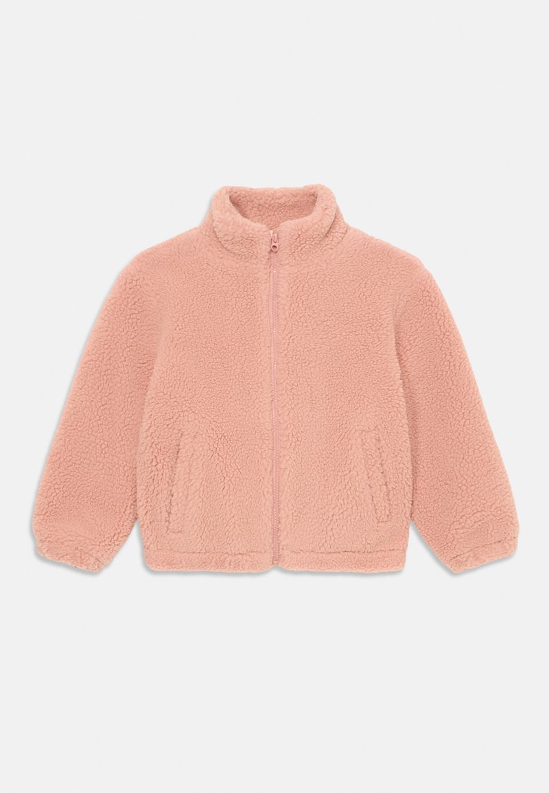 Różowa polarowa kurtka z zamkiem błyskawicznym z przodu, wysokim kołnierzem i bocznymi kieszeniami. Posiada teksturowaną, puszystą powierzchnię oraz elastyczne mankiety.