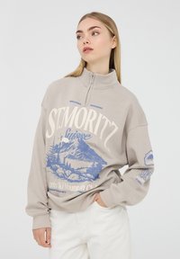 Terranova OVER A COLLO ALTO CON HALF ZIP E STAMPA MONTAGNA - Felpa - grigio chiaro
