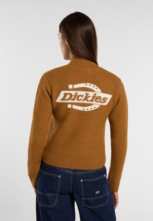 Bruine gebreide trui met een hoge kraag, voorzien van een wit logo "Dickies" op de achterkant en ribbels aan de onderrand en mouwboorden.