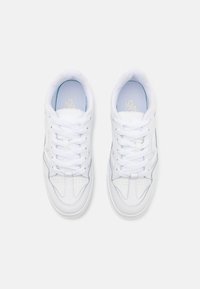 Sneaker bianche in pelle e tessuto, con una texture liscia, punta rotonda, chiusura con lacci e dettagli azzurri.