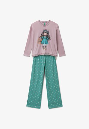 Rosa Langarmoberteil mit einem Puppenmotiv und Spitzenbesatz, kombiniert mit grünen Hosen, die mit kleinen rosa Herzen versehen sind. Aus Baumwolle.