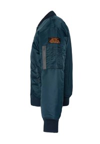Chaqueta bomber de satén en color azul marino con un bolsillo con cremallera y un parche en el brazo izquierdo. Puños y cuello acanalados con una textura suave.