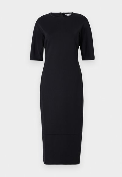 Schwarzes, figurbetontes, knielanges Kleid mit kurzen Ärmeln, rundem Ausschnitt und einem Rückenreißverschluss. Glatte Stoff mit einem dezenten Glanz.