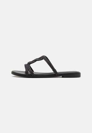Sorte flade sandaler med vævet stropdetalje og en glat tekstur. Sålen er flad og lavet af holdbart materiale, med et minimalistisk design.