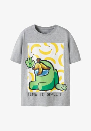 Siva majica s crtanom zelenom figurom koja nosi bananinu koru na glavi, maše, okružena žutim bananama, ispod tekst „TIME TO SPLIT!”.