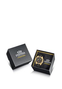 Festina pulkstenis melnā kastē; zelta toņa rāmis, melna ciparnīca un teksturēta melna siksna. Kastei ir spīdīga, teksturēta virsma ar logotipu.