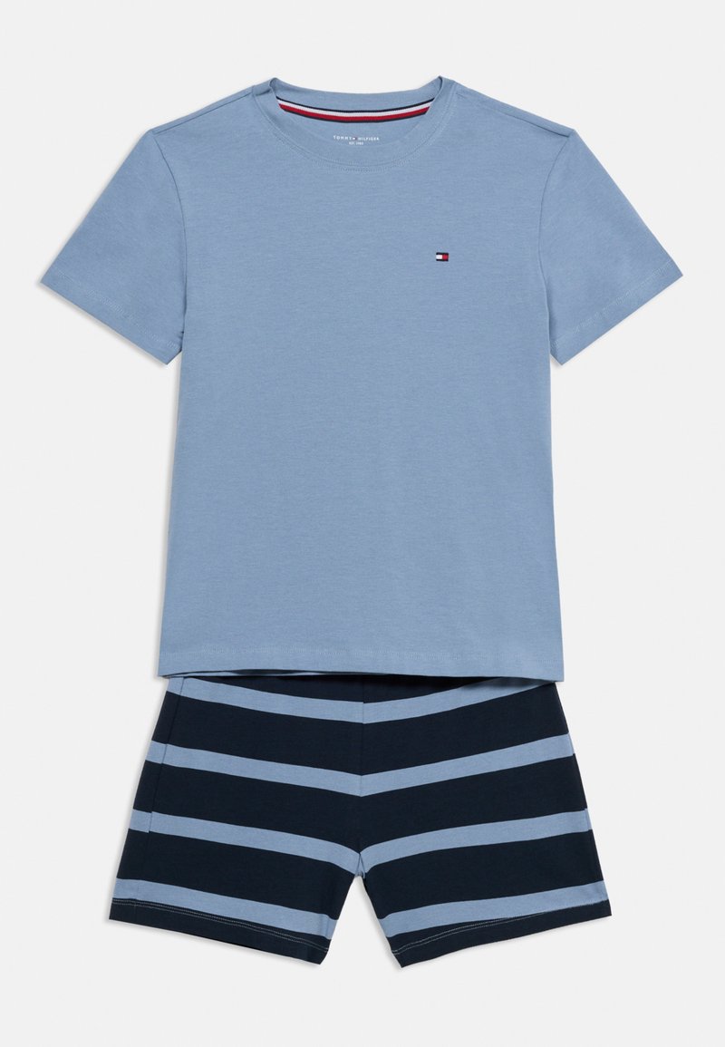 Ανοιχτό μπλε βαμβακερό μπλουζάκι με κοντά μανίκια και μικρό λογότυπο. Συνδυασμένο με σκούρο μπλε σορτς με οριζόντιες ανοιχτό μπλε ρίγες.