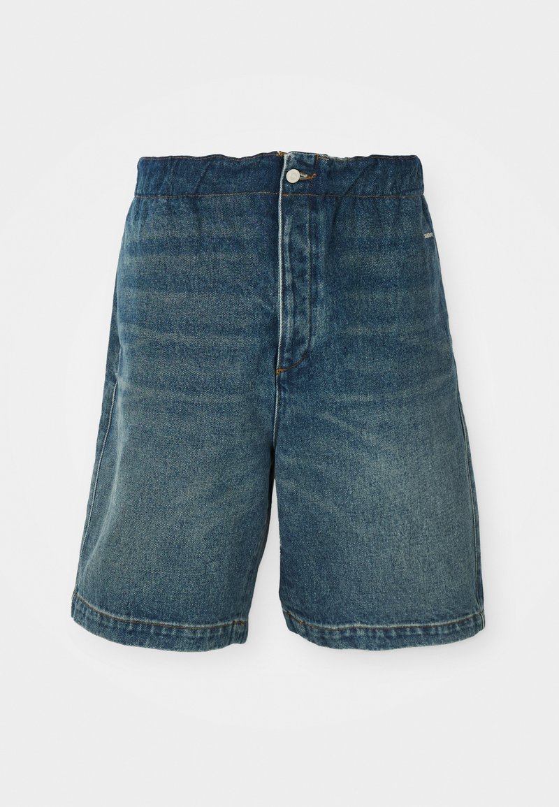 Pantaloni corti in denim blu scuro con vestibilità ampia, caratterizzati da un sistema di chiusura a bottone e cuciture visibili lungo l'orlo e le tasche.