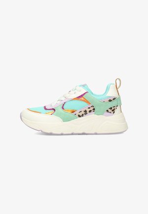 Basket pastel verte avec un mesh multicolore et des accents en suède, détail en imprimé léopard, semelle blanche et design lacé avec une tirette.