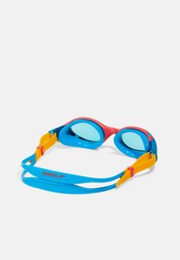 Speedo zwembril met een blauw frame en lenzen, rode accenten en een verstelbare gele strap. Heeft een gestroomlijnd ontwerp en een veilige pasvorm.