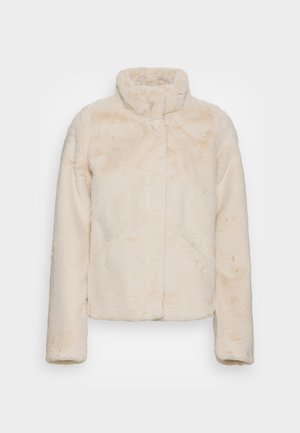 Crème-kleurig faux bontjack met lange mouwen en een hoge kraag, voorkant gesloten onder een bontklep.