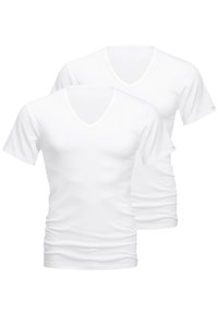 Zwei weiße V-Ausschnitt-T-Shirts aus weichem Material. Kurzärmlig, taillierte Passform, glatte Textur, mit minimalem Branding und nahtlosem Nähen.
