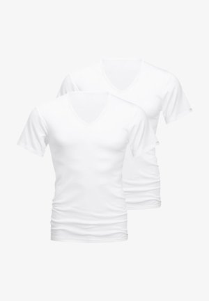 Kaksi valkoista V-pääntie t-paitaa pehmeästä kankaasta. Lyhyet hihat, muotoiltu malli, sileä rakenne, jossa on minimaalinen brändäys ja saumatonta ompelua.