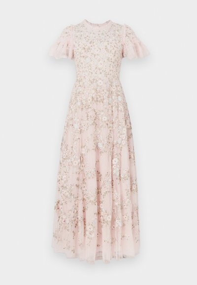 Lyserød broderet blomsterkjole med figursyet korset, flæseærmer og en flydende nederdel lavet af gennemsigtigt stof.