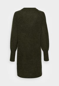 Donker olijfgroen gebreid jurkje met lange mouwen, geribbelde manchetten en een ronde hals; gladde textuur en rechte silhoeët.