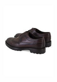 Braune Lederschuhe mit Broguemuster, runder Zehenpartie, Schnürdesign und einer strukturierten Gummisohle für guten Halt.
