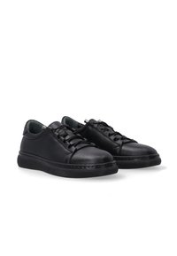Zwarte leren sneakers met een ronde neus, vetersluiting en een getextureerde rubberen zool. Minimalistisch ontwerp met subtiele accenten.