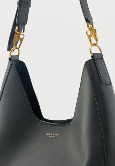 Μαύρη δερμάτινη τσάντα χειρός με χρυσά κούμπωματα και ανάγλυφο λογότυπο "rag & bone New York" σε χρυσό στο εμπρόσθιο μέρος.