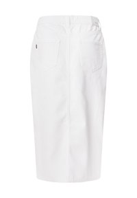 Hvit denim blyantkjole med splitt bak, fem-lomme-design og synlig søm. Midjebåndet har beltehemper og merkeetikett.