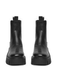 Czarne skórzane botki za kostkę z solidną podeszwą platformową i uchwytami ułatwiającymi zakładanie. Gładka faktura z minimalnym zdobieniem.