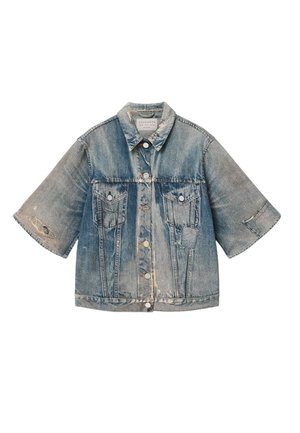 Verbleekte blauwe spijkerjas met korte mouwen, knoopsluiting aan de voorkant, twee borstzakken en verweerde details op de mouwen en voorkant.