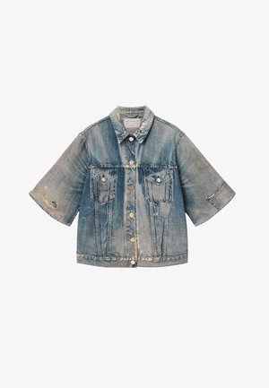 Verbleekte blauwe spijkerjas met korte mouwen, knoopsluiting aan de voorkant, twee borstzakken en verweerde details op de mouwen en voorkant.