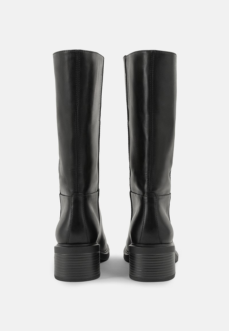 Stivali in pelle nera al ginocchio con una texture liscia, punta quadrata e tacco a blocco. Presentano cuciture visibili e un design minimalista.