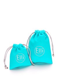 Sacchetti turchesi con cordoncino in due dimensioni, realizzati in tessuto morbido. Presentano il logo argento "Elli" e cordini decorativi.