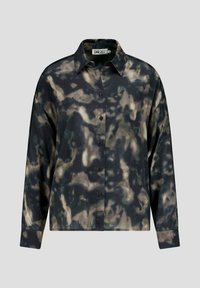 Button-up shirt in een donker camouflagepatroon met tinten zwart, grijs en beige; heeft een spread collar en lange mouwen.