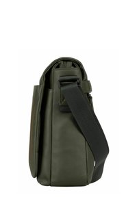 Sac à bandoulière en cuir vert avec un design structuré, une sangle noire réglable et une poche avant zippée, présentant des détails minimalistes.