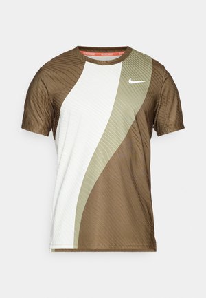 Braun und hellgrünes Nike T-Shirt mit kurzen Ärmeln, strukturierten Wellenmustern und einem weißen Seitenpanel; hat einen Rundhalsausschnitt und ein Logo.